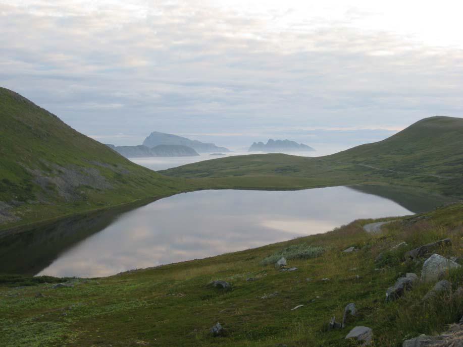 Mykelinjer. Gamvikvannet på nordre Sørøya. St. og Lille Kamøya i bakgrunnen. Foto: Tom E.