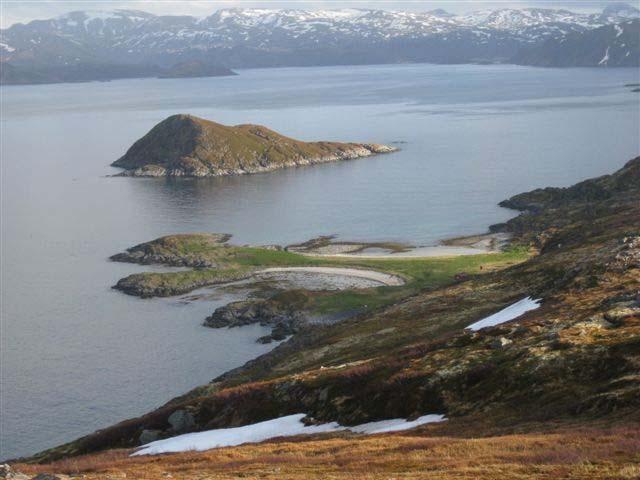 Utsikt fra St. Sandøya,. I bakgrunn: Lille Sandøya og Sandøybotn. Foto: Tom E. Ness 3-8-5. Store Sandøya St. Sandøya ligger sentralt midt i kjeften av Sandøyfjorden på yttersiden av Sørøya.