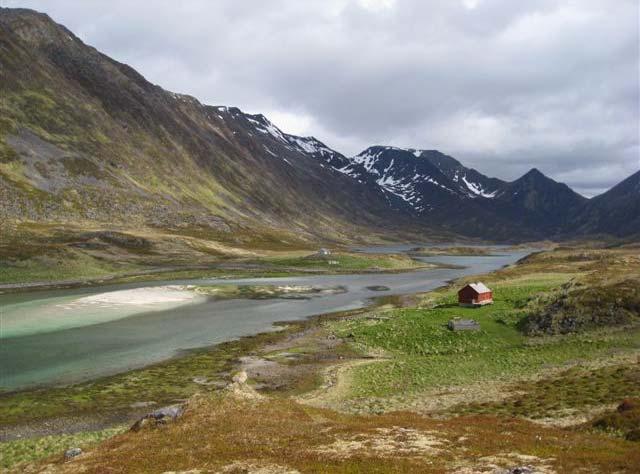 Gåshopen med Gåshopstraumen. Foto: Tom E Ness 3-8-11. Gåshopen og Gåshopstraumen Gåshopen og Gåshopstraumen ligger på Sørøya, nærmere bestemt mellom Komagfjorden og Straumfjellet.