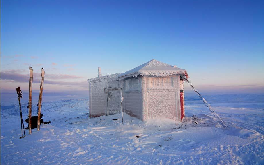 Svartfjellhytta (Svartfjellet Kvaløyas høyeste punkt 630 moh) et