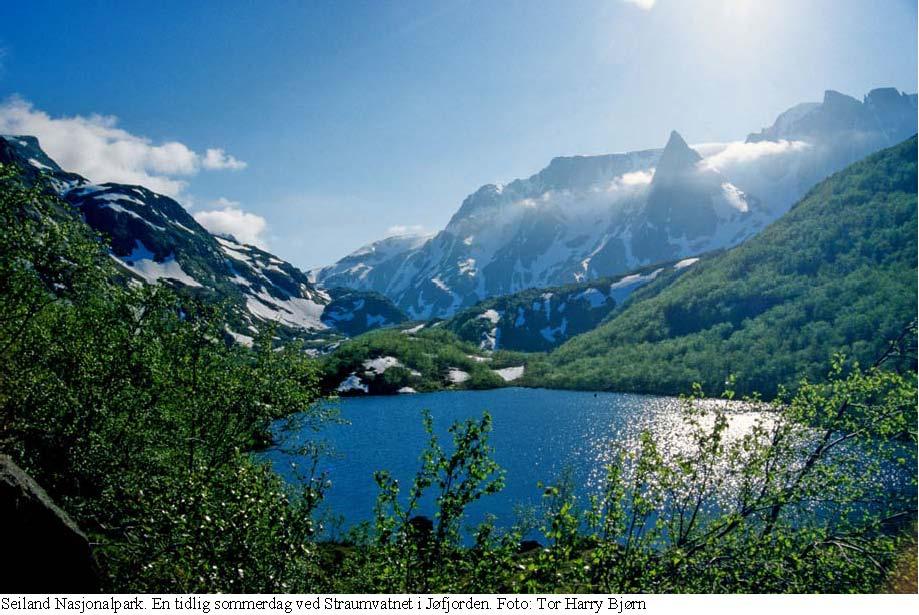 Seiland Nasjonalpark. En sommerdag i juni ved Staumvatnet i Jøfjorden. Foto: Tor Harry Bjørn 3-11. Seiland I 2007 ble store deler av Seiland vernet som nasjonalpark.