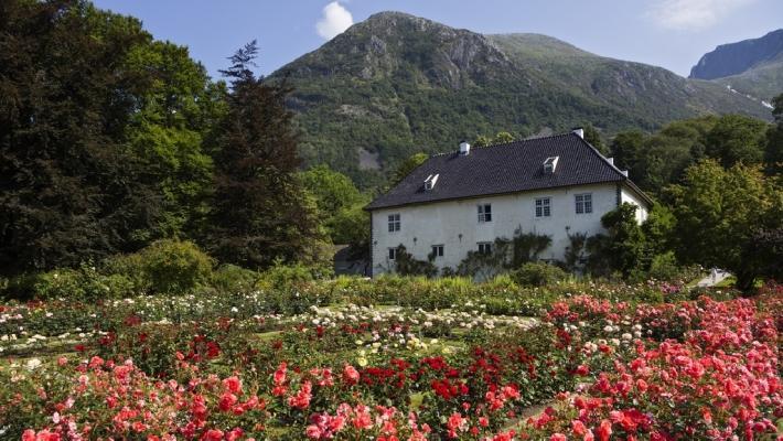 Hardanger Fartøyvernsenter (0.9 km) Hardanger Fartøyvernsenter er et maritimt museum i Norheimsund. Her kan dere se håndverkere i arbeid i smia, på båtbyggerverkstedet og restaureringsverftet.