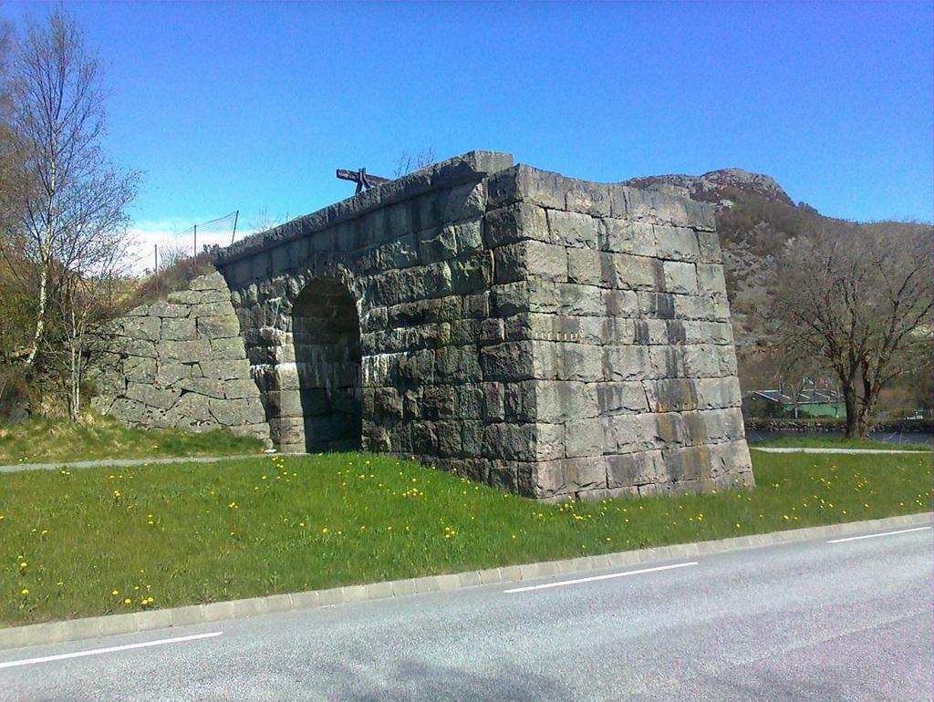 8.9. Km 8,8: Åslandsbakken jernbanebru. Her er sporet brutt fordi veien ble utvidet.