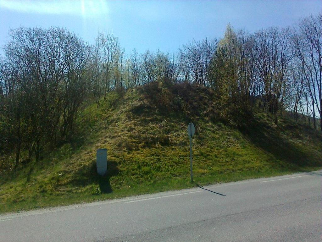 Figur 19 Åslandsbakken jernbanebru mot nordøst. Den gamle veien er blitt utvidet og brua fjernet.