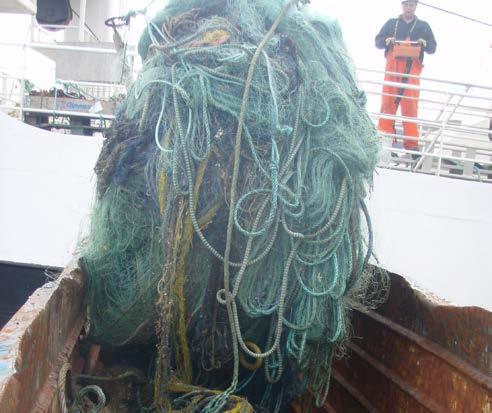 Erfaring viser at redskaper som garn og teiner fortsetter å fiske og ofte blir dette kalt «spøkelsesfiske», mens andre fiskeredskaper i hovedsak utgjør en fare for ytterligere fasthekting med