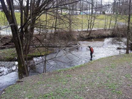 Stasjon FRO4 ligger rett før innløp i Frognerdammene, ca. 50 m nedstrøms utløp kulvert. Stryk med stein (3 12 cm). En del løsmasser, noe brunt mudder.