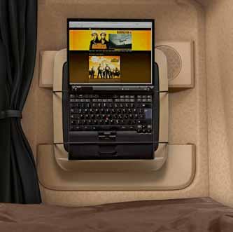 Holderen gir en fast plass for laptopen og kan enkelt hektes inn i den åpne hyllen over frontruten eller i sideveggen på passasjersiden. Skuffer under sengen.