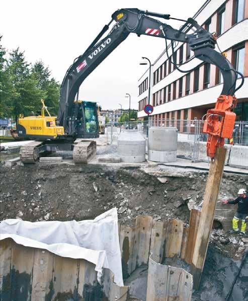 Graver slår spuntnåler Peter Carlsson har finjustert posisjonen til spuntnåla og NPK-aggregatet presser nåla ned i leirmassene. HP-10 har en vibrasjonsfrekvens på 2400 slag i minuttet.