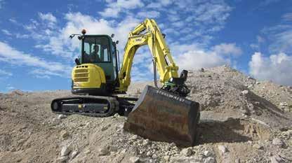 Maskinfører Kim Nielsen kobler NPK-aggregatets hydraulikkslange til hammerhydraulikken på Volvo EC210.