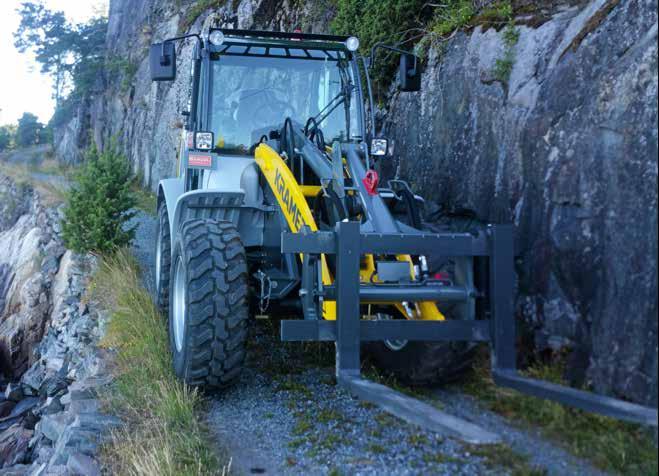 Kramer 8105 snur på en fem-øring Kramer 8105 har styring på alle fire hjul. Nå kommer hjullasteren også med luftbremser og kan registreres som traktor.