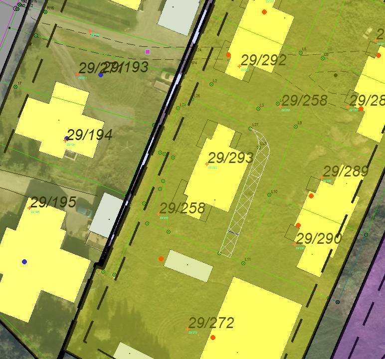 Fig 3 Detalj omsøkt eiendomsendring, ortofoto 2013 Fig 3 viser hvitskravert ca areal og figur av omsøkte endring av eiendommen 29/258 for tilleggsareal til