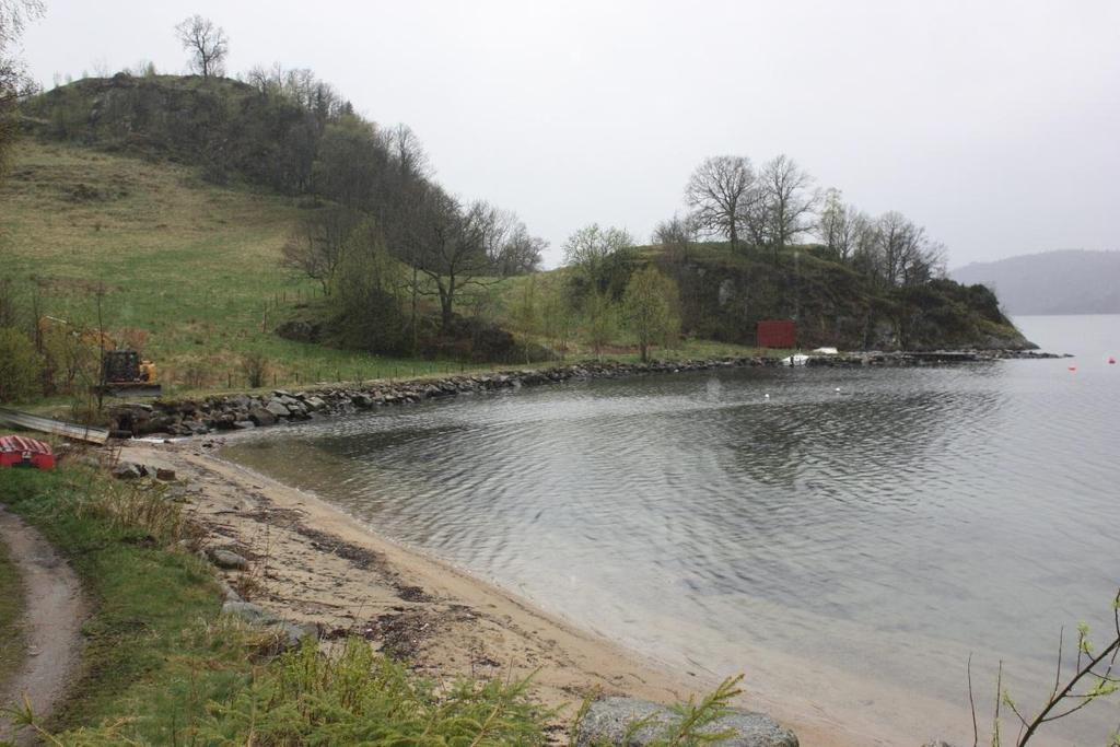 Terrenget i dalgangen skråner mot nordvest og er forholdsvis bratt og kupert. Lokaliteten grenser mot sjøen i nord, en bekk og krattskog i øst og mot en knaus i vest.