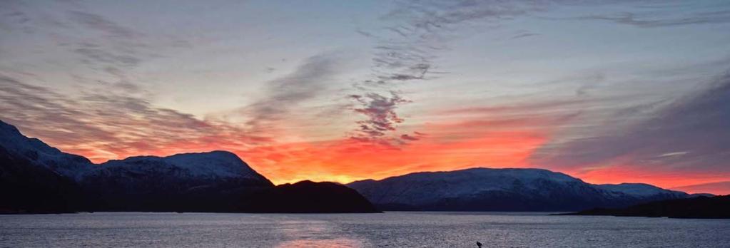 Det er mørketid i nord og det blir ikke riktig en full soloppgang. Men selv om solen ikke når helt opp så er det likefullt en vakker "soloppgang". Fra G.O. Sars mot Kaldfjord.