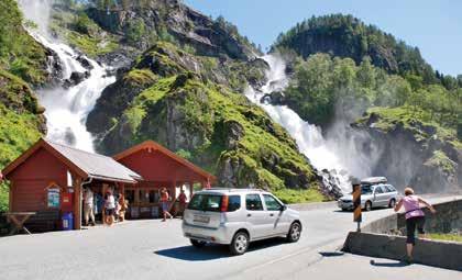 Låtefossen med sine karakteristiske to løp Dei tre fossane er godt besøkte turistmål med store behov for fornying.