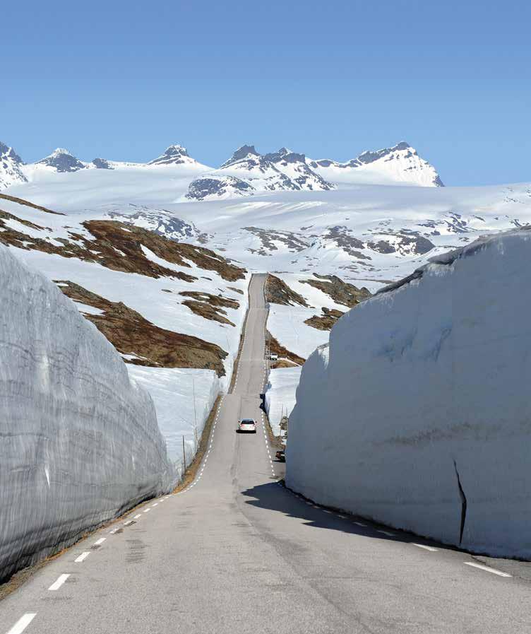 2 Fylkesveg 55 ved Prestesteinsvatnet med utsikt mot Smørstabbreen. Nasjonal turistveg Sognefjellet.