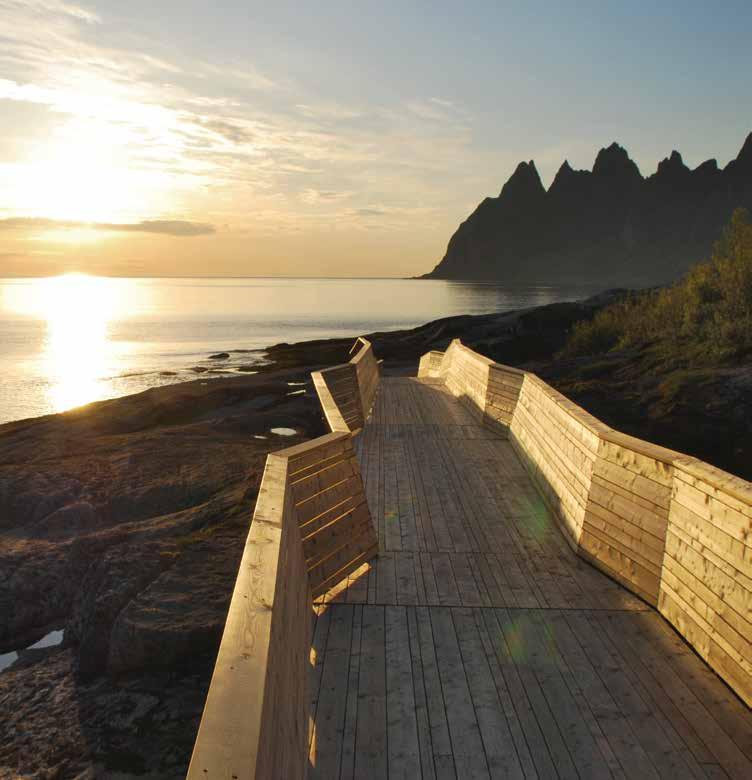 Kveldssol over Tungeneset. Nasjonal turistveg Senja.