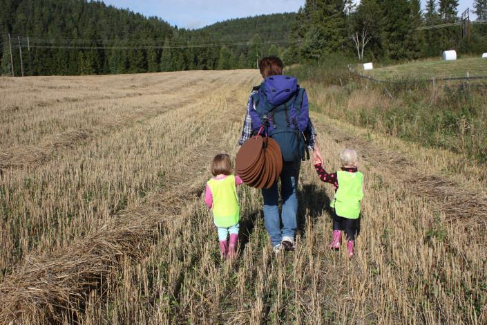 SEPTEMBER Tema: Tilvenning og trygghet. Fysisk aktivitet Mål: Barna skal bli trygge i barnehagen. Barna og de voksne skal bli kjent med hverandre og med barnehagens rutiner.