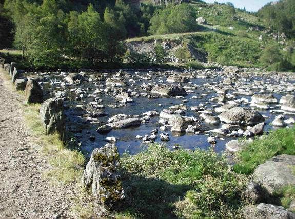 sett større del av totalvannføringen ut av vatnet. Kurvene viser at det er noen korte perioder hvor alt tilløpet til Holevatnet slippes slik at vannføringen etter utbygging blir som før utbygging.