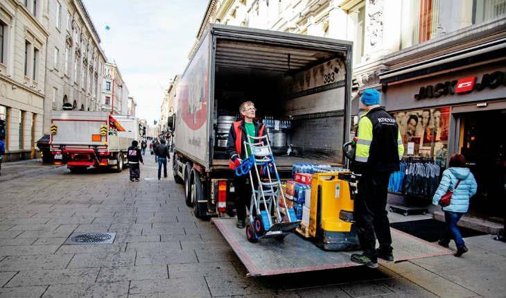 VARELEVERING ER FORUTSETNING OG ARBEIDSPLASS Varelevering opprettholdes både fra gateplan, i varemottak og på kai. Manøvrering og trygge forhold må ivaretas både for sjåfører og forbipasserende.