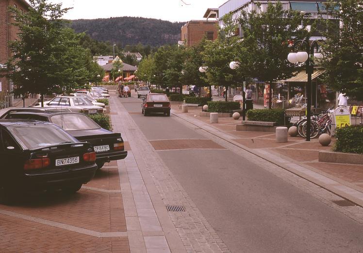 Belegningsskift i parkeringsfeltene vil bidra til en visuelt strammere linjeføring og virke fartsbegrensende Innsnevringer ved overgangsfelt korter ned krysningsavstand og