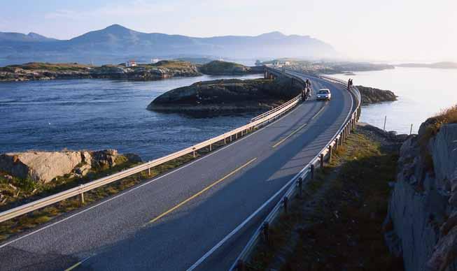 Atlanterhavsvegen, foto Øyvind Leren Sektorrelaterte planar- og strategiar Samferdsel/transport I Møre og Romsdal er det utarbeidd ei rekke strategiar innan samferdselssektoren, som er vedtekne av