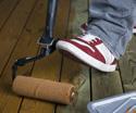 Lås rullen med foten eller bruk låsbar rulle og dra over for å fjerne overflødig beis, som er nødvendig for ikke å