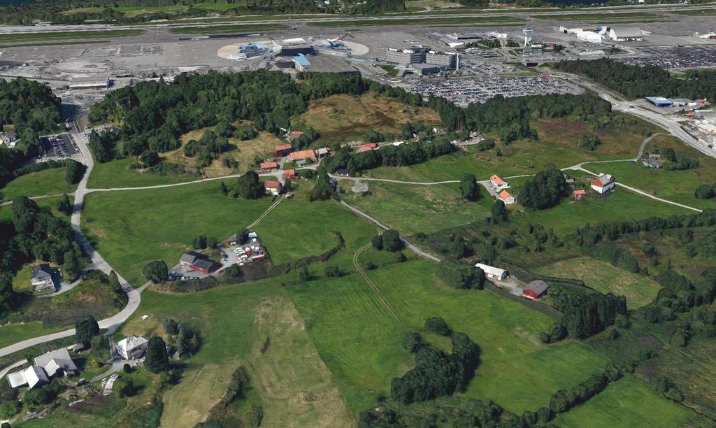 Liland Kulturlandskapet på Liland ligger helt i randsonen av flyplassen, og overgangen fra flyplassens enorme skala til det vesle klyngetunet, er slående.