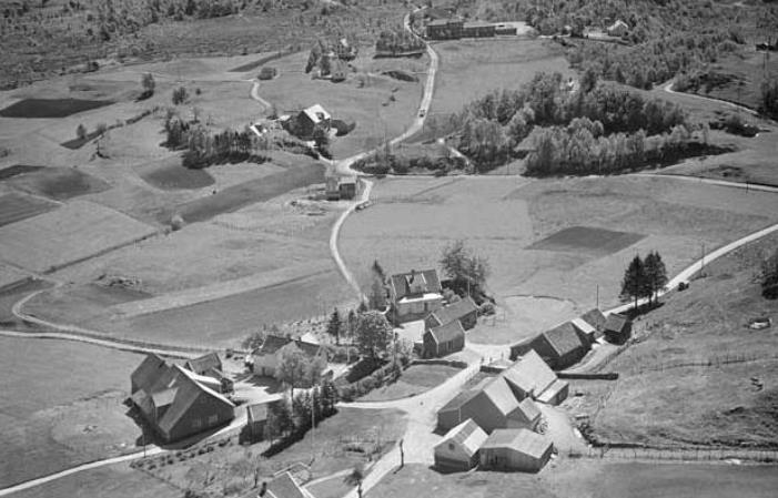 8.5.3.2 Kulturmiljø 1: Liland Liland ligger i et åpent og fritt kulturlandskap med store jordbruksområder på sørsiden av Flyplassvegen.