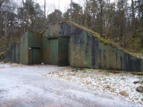 Langs veien er også en rekke bygninger som ikke lenger er i bruk, hovedsakelig ammunisjonslagre, eller kasuner, men også andre former for lager/magasin og verksted.