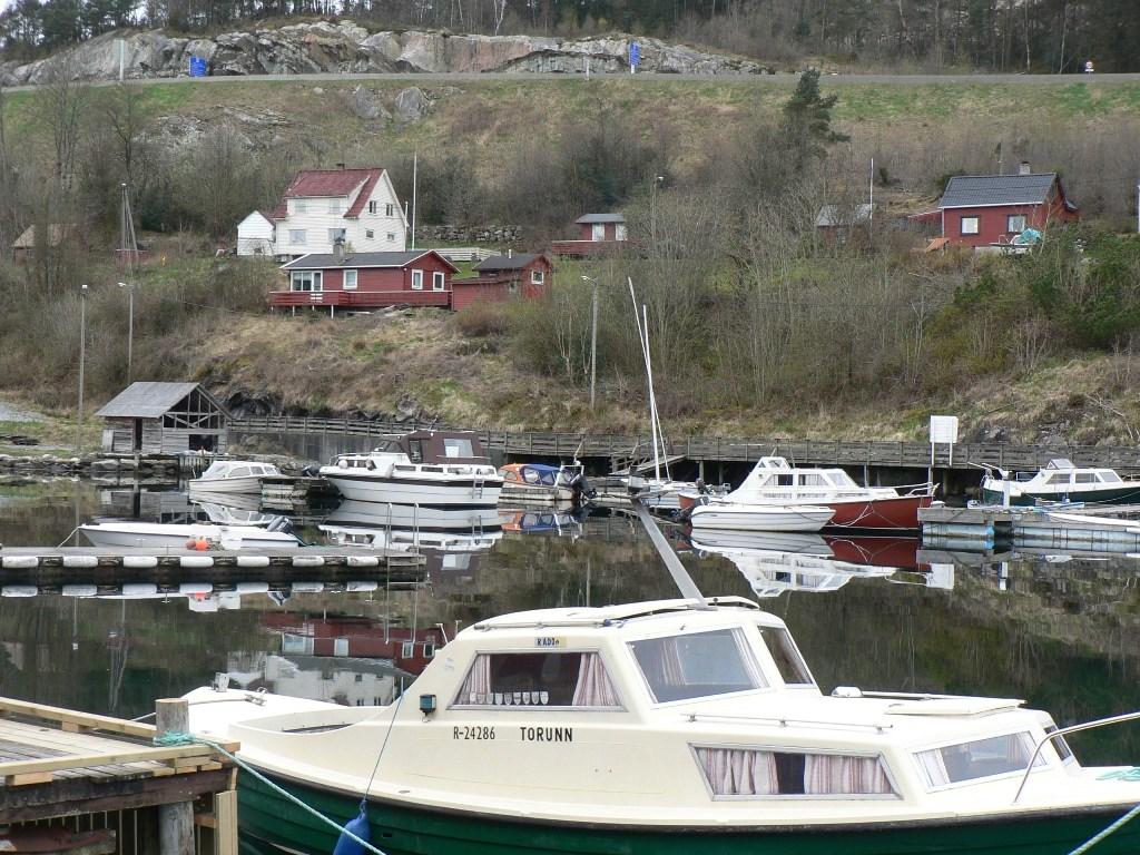 3 2.4 Landskapsvurdering. Planområdet ligg aust for den nye fylkesvegen til Halsnøysambandet, skrånande ned mot Nordrevågen.