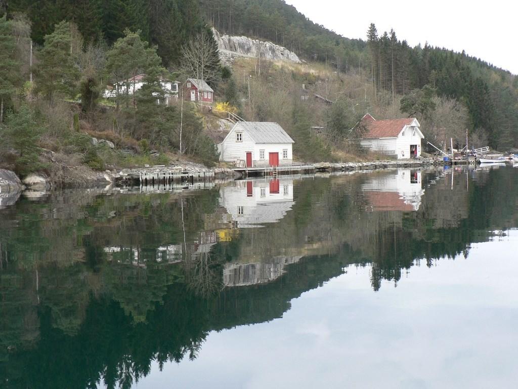 4 I nordre delen av strandsona er bygt eit naust og ein fritidsbustad.