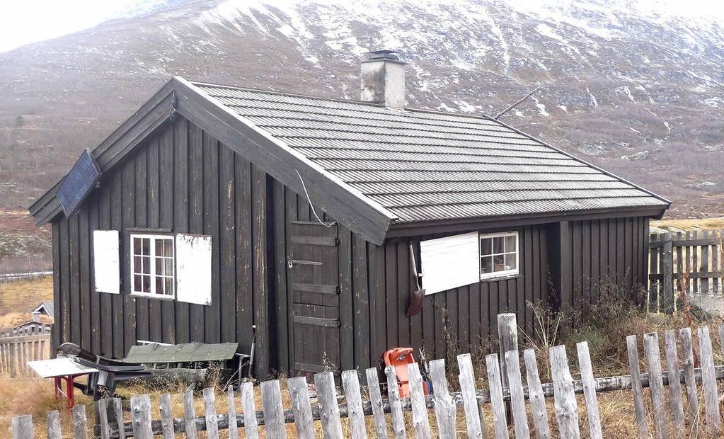 avstumpa preg, og med meir regnslag inn mot veggen. Inndelinga består av stove, to soverom, gang, som blir brukt til matlaging, og vindfang. Huset er delvis isolert, men eigar seier det er kaldt.