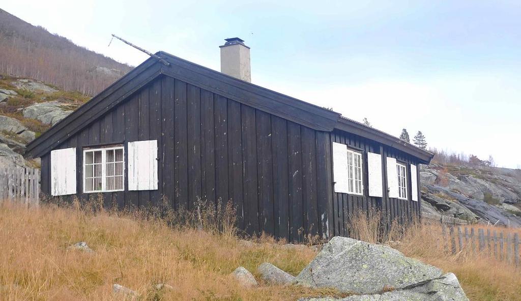 Seterhuset mot sørvest. Seterhust mot nordaust. Bygningar i landskapsvernområde Setra ligg i landskapsvernområde.