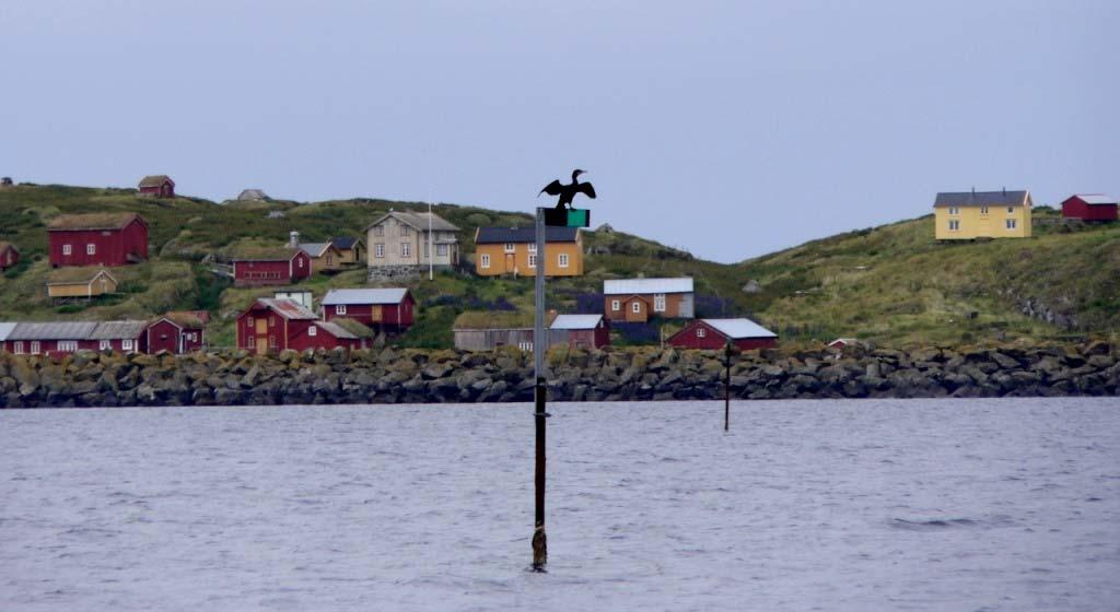 5. Spesielle forhold Området fra Skjærvær og nordover til Lånan er vernet som naturreservat. Innen dette området ligger øyene Lånan, Flovær og Skjærvær som er vernet som fuglefredningsområde.