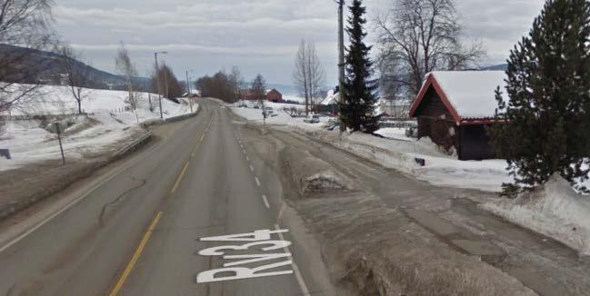 Busspassasjerer må komme seg gjennom en liten åpning i rekkverket og har ingen naturlig venteplass. Det mangler kantstein for å skille buss og ventende passasjerer.