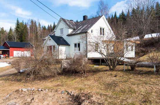 02 03 Sjølisand SJØLISAND Eiendommen ligger i et etablert område med spredt fritids og boligbebyggelse. Rendalen har et mangfold av muligheter sommer og vinter.