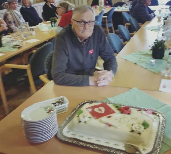 På bildet ser vi fylkesleder Wenche Størseth takke Arne Østerby for et fint foredrag om Enebakk helselags historie.