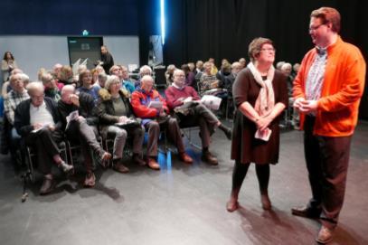 samlingen til Vestfold Fylkesmuseum. De som er mer i gruppen er John Ludvigsen, Marit Jorde, Oddne Johansen, Frank Nordberg og Ove Gunnar Jacobsen. Pr.