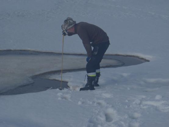 2-3.5 meter, og da til dels i en smal renne. Basert på data fra dybdekartet, vil de tre bassengene kunne bli avsnørt ved LRV. Under feltarbeid på senvinteren 2012 (14.