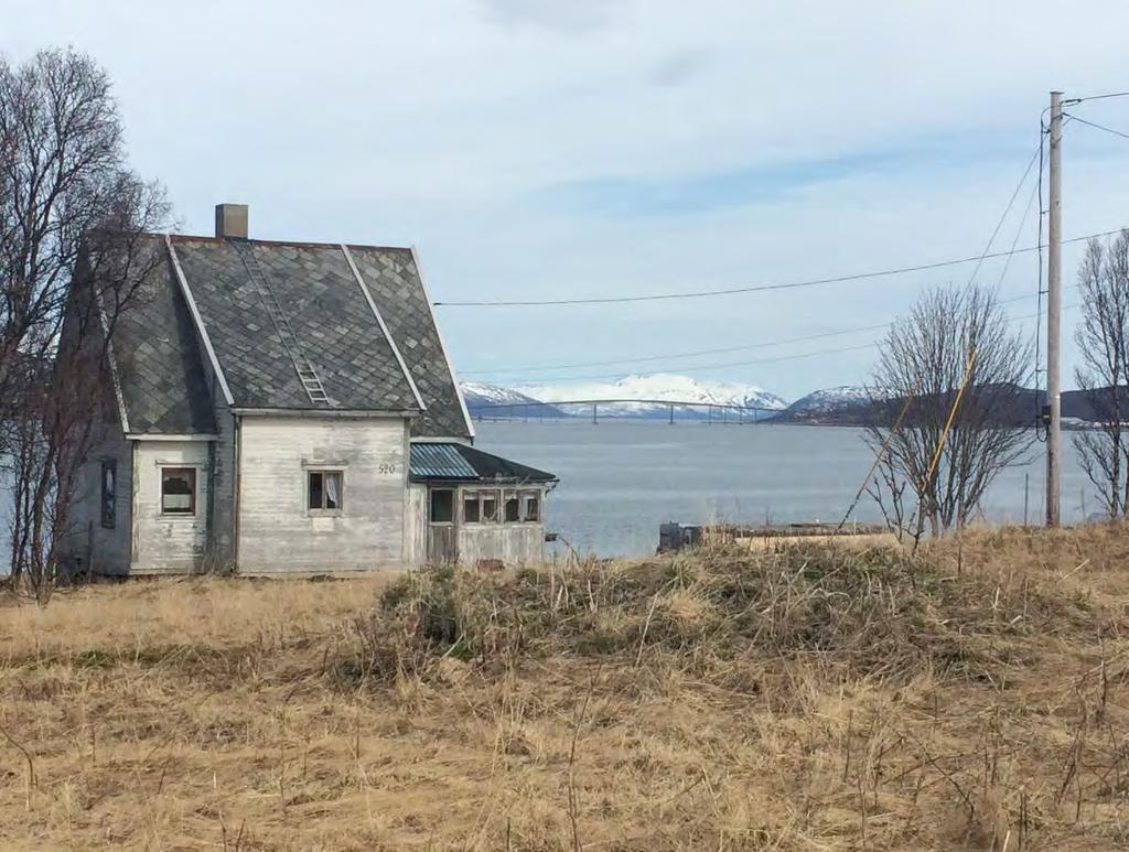 Figur 63 Dagens bru over Sandnessundet sett fra Håkøya 12. FØLGEKONSEKVENSER En ny, moderne veg vil alltid innebære en visuell forringelse av landskapet.