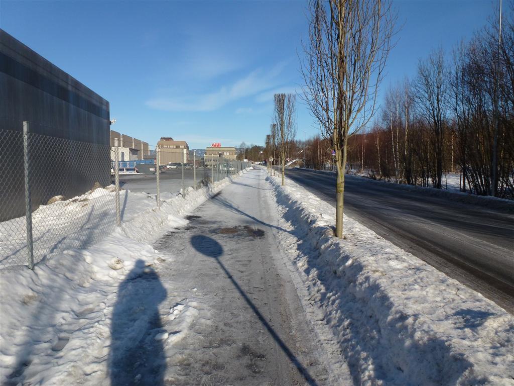 Vurdering: Løsningen sørger for god sikkerhet for syklende og gående ved å unngå sideskifte av gs-vegen.