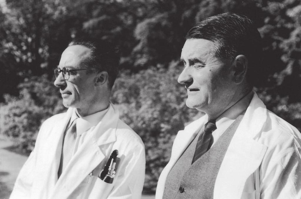 Figur 6.1. Håkon Rasmussen (venstre) og John McMichael (høyre) i parken på Haukeland sykehus, ca. 1950. Jon R. Myhre etablerte Klinisk fysiologisk avdeling i Bergen og ledet utviklingen der videre.