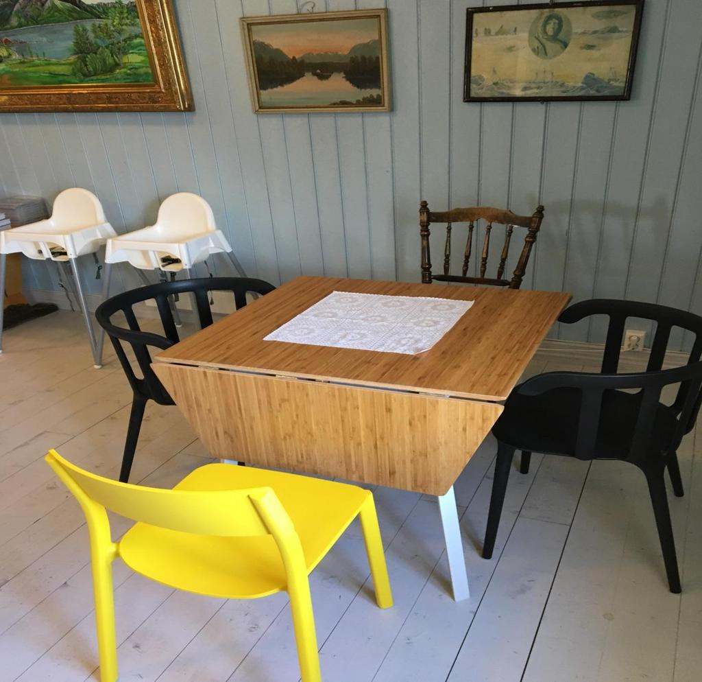 Foto: Nye kafebord og stoler. 6.