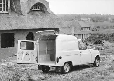 Det var den første forhjulsdrevne varebilen fra Renault med motoren originalt plassert liggende på undersiden av understellet.