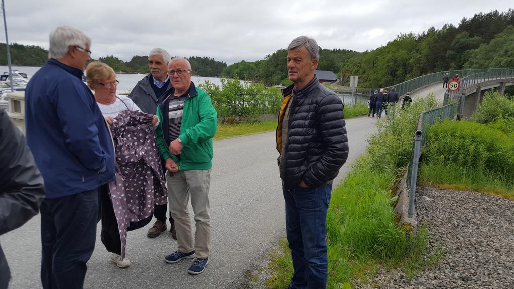 Knut Remi Heimvik (lengst til høyre) ble tildelt Rotary-utmerkelsen av