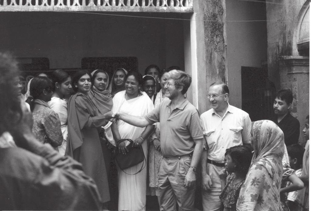 En modig håndhilsen: Helge Brunborg hilser på en kvinne under et såkalt «court-yard» meeting for å diskutere fødselsregistrering, i byen Rajshahi i Bangladesh, november 2000.