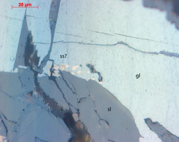 Figur 33 a: Detalj av tynnslip fra Hellerfjellet (prøve HF-10) som viser ukjente brune og rødlige faser (ss?) i blyglans (gl).