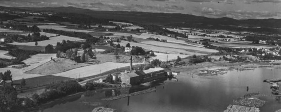 67 av 108 Figur 43: Øverst: Eker papirfabrikk med Skramnes i bakgrunnen. Åkerholmen med gravminne er godt synlig i terrenget. Bilde fra 1950-tallet.