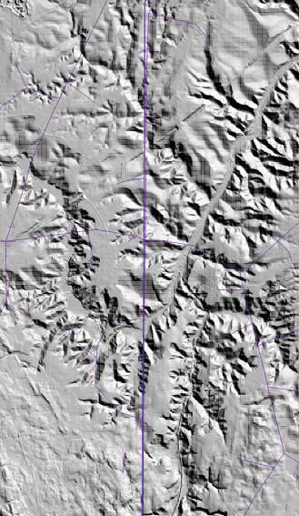 Fig. 11. Eksempel på beregnet TOPEX for et 3 km x 5 km område i Hurdal, hvor det går flere kraftlinjer (fiolett linje). Til venstre: terrengmodellen vist med skyggeeffekt.