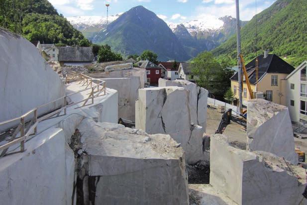 Fjellet består av granittisk gneis i lyse farger med vakre tegninger. Vegger mot terreng er fjell skåret ut av bergknausen, og hovedbærevegger er frittstående, utskårne fjellskiver.